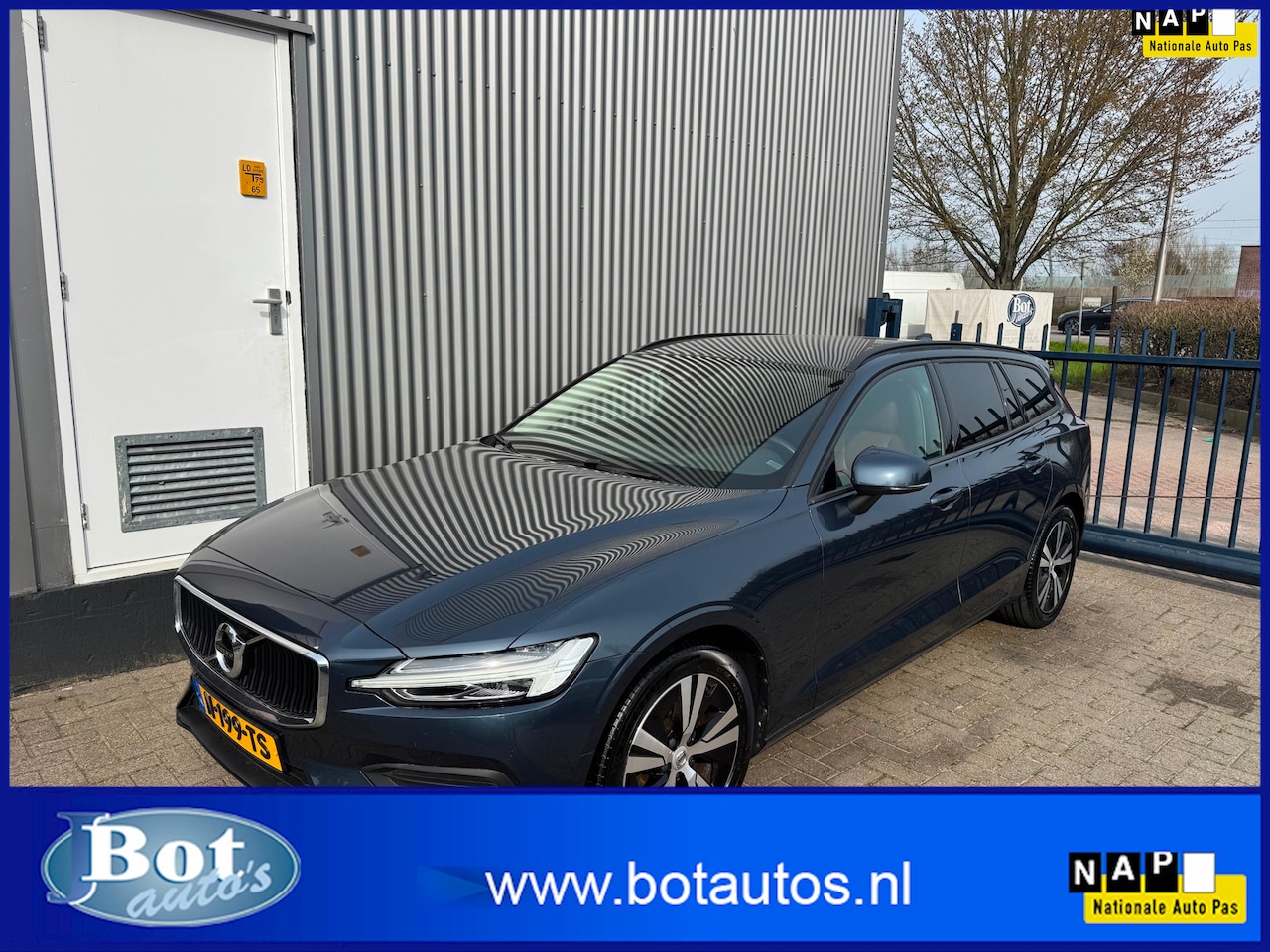 Volvo V60 - 2.0 B3 Essential Edition ECC / CRUISE / LEDER / NAVI / CAMERA / PARKEERSENSOREN V+A - AutoWereld.nl