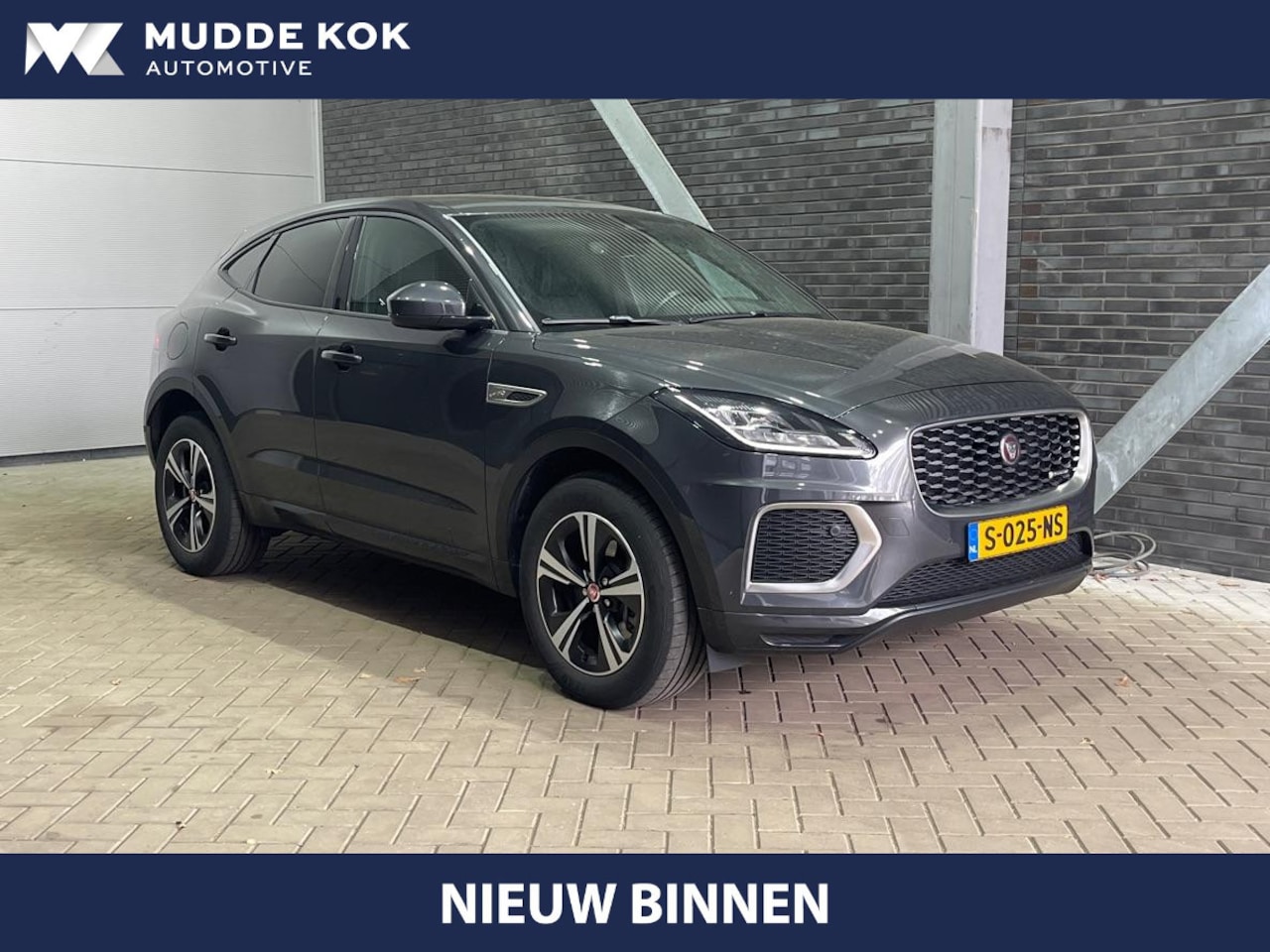 Jaguar E-Pace - P300e AWD R-Dynamic SE | Trekhaak | ACC | Getint Glas | Camera | Leder - AutoWereld.nl