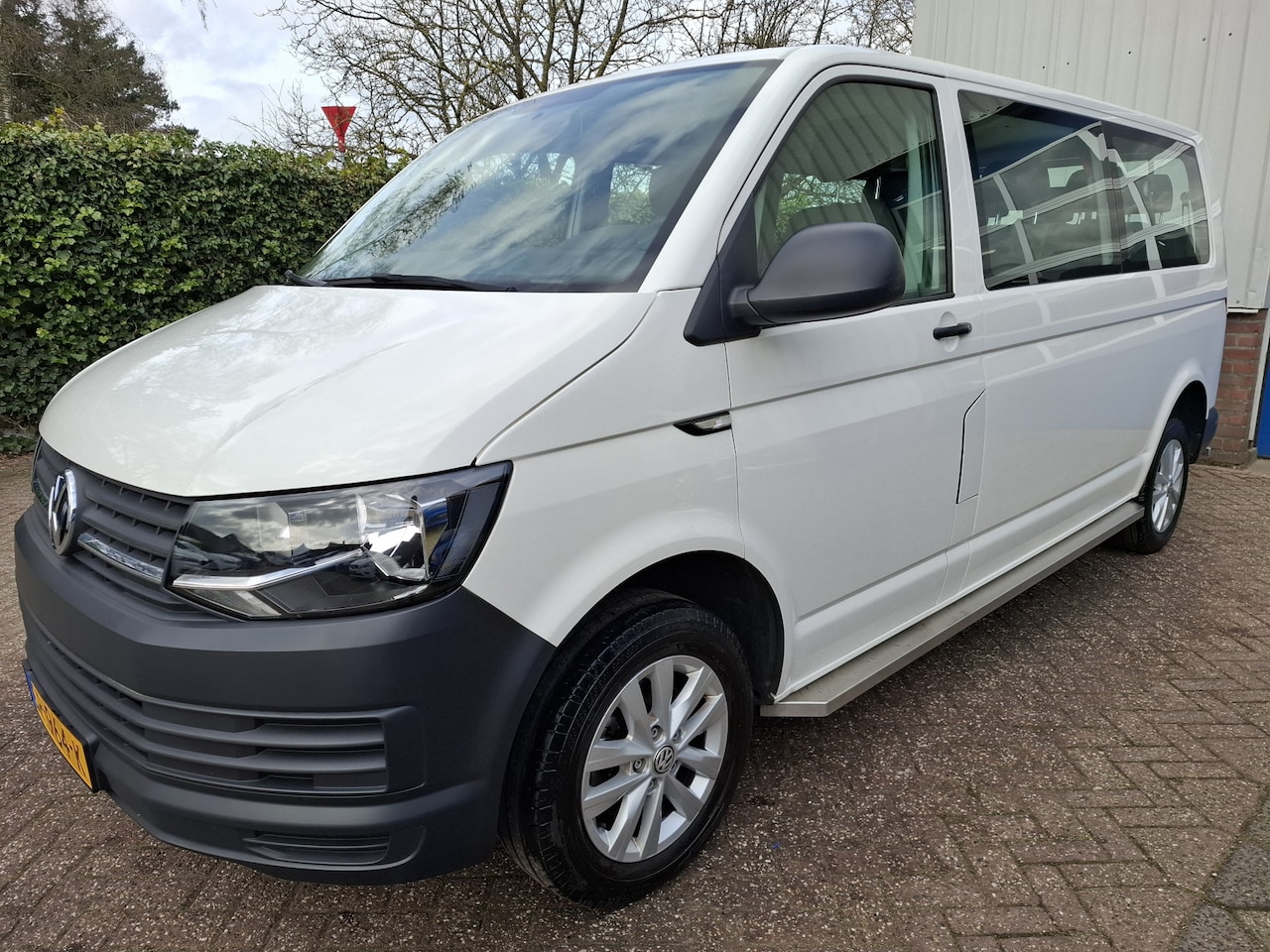 Volkswagen Transporter - 2.0 TSI L2H1 23995.- INCL BTW 9-PERSOONS BENZINE 150PK - AutoWereld.nl