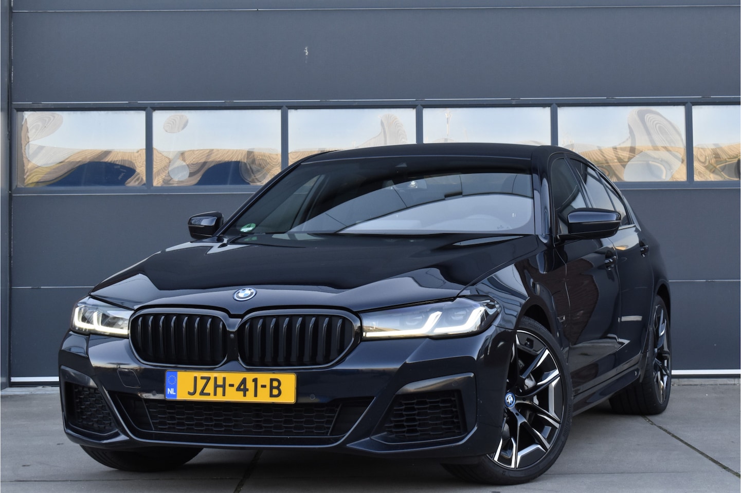 BMW 5-serie - 545e xDrive High Executive M-pakket Carplay - Trekhaak - 360 camera - AutoWereld.nl