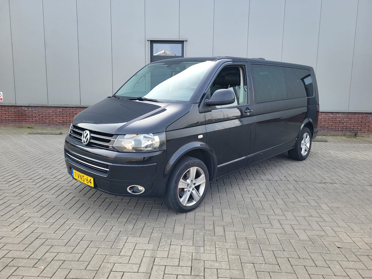 Volkswagen Transporter - 2.0 TDI L2H1 DC 103 KW 140 PK AIRCO AUTOMAAT LANG DUBBELE CABINE ZWART Limited Edition 201 - AutoWereld.nl