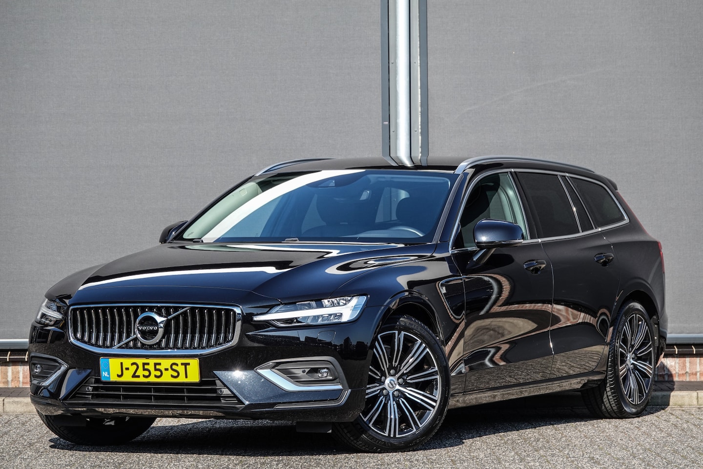 Volvo V60 - B5 2.0 250Pk Aut. | Inscription | Leder | Harman-Kardon | Achteruitrijcamera | Trekhaak | - AutoWereld.nl