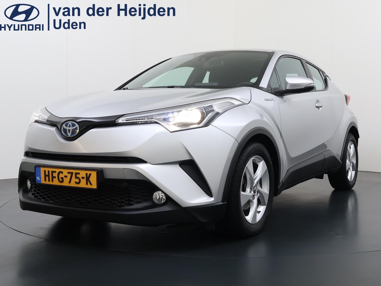 Toyota C-HR - 1.8 Hybrid Executive Stoelverwarming | Navigatie | Camera - AutoWereld.nl