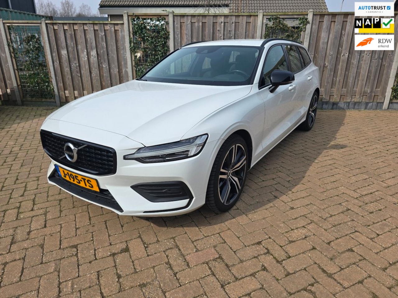 Volvo V60 - 2.0 B3 Momentum Advantage Leer,Trekhaak,Camera. - AutoWereld.nl