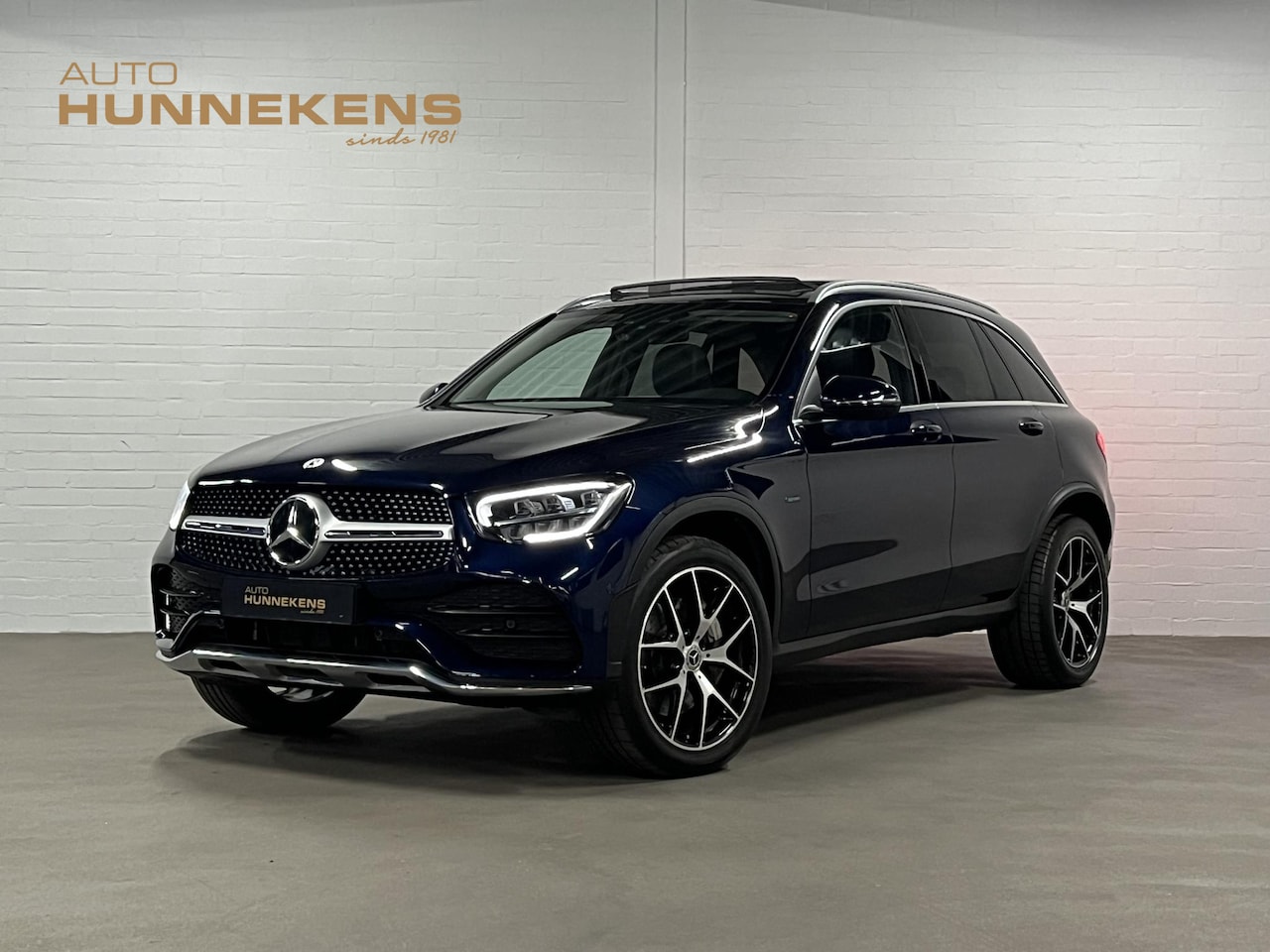 Mercedes-Benz GLC-klasse - GLC 300e 4MATIC AMG Trekhaak | Adapt. cruise | Open dak | Achteruitrij camera | Stoelverwa - AutoWereld.nl