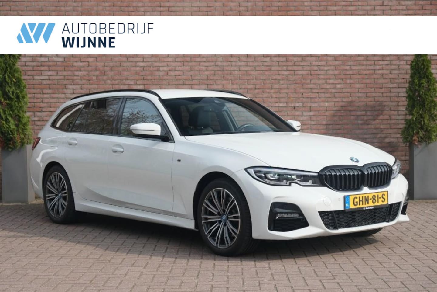 BMW 3-serie Touring - 320e 204pk Aut. High Executive | M Sport | Navi | App Connect | Climate | Camera | Elektri - AutoWereld.nl