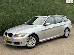 BMW 3-serie Touring - 318i High Executive /AUTOMAAT/PANO/XENON/NAVI/RIJDTGOED/