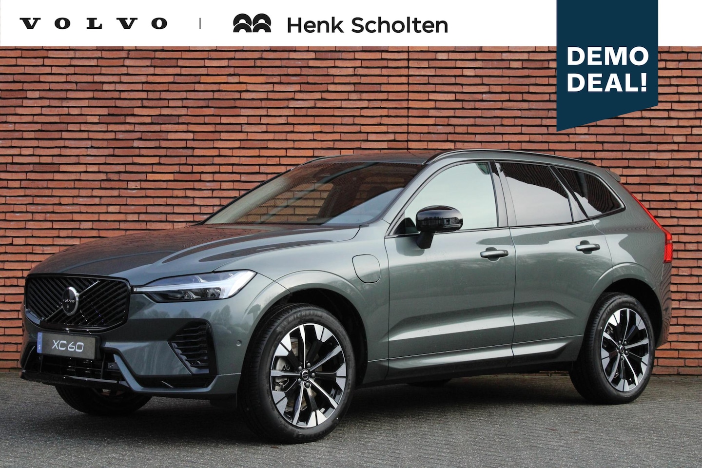Volvo XC60 - T6 Plug-in hybrid AWD Plus Dark | Actieve luchtvering | Panoramisch schuif-/ kanteldak | E - AutoWereld.nl