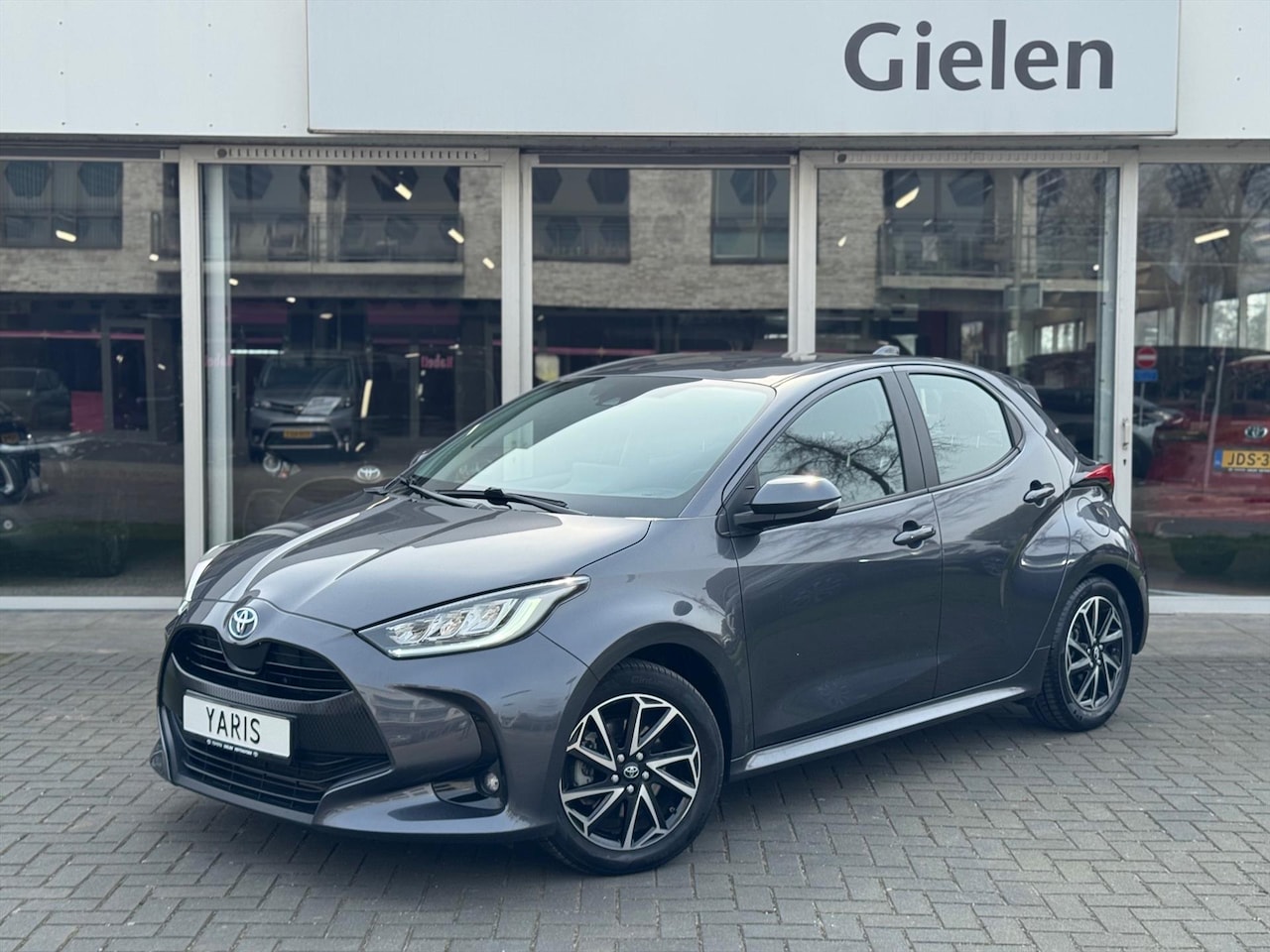 Toyota Yaris - 1.5 Hybrid Dynamic | Lichtmetalen velgen, LED, Keyless, Startknop, Licht + Regensensor, Ap - AutoWereld.nl