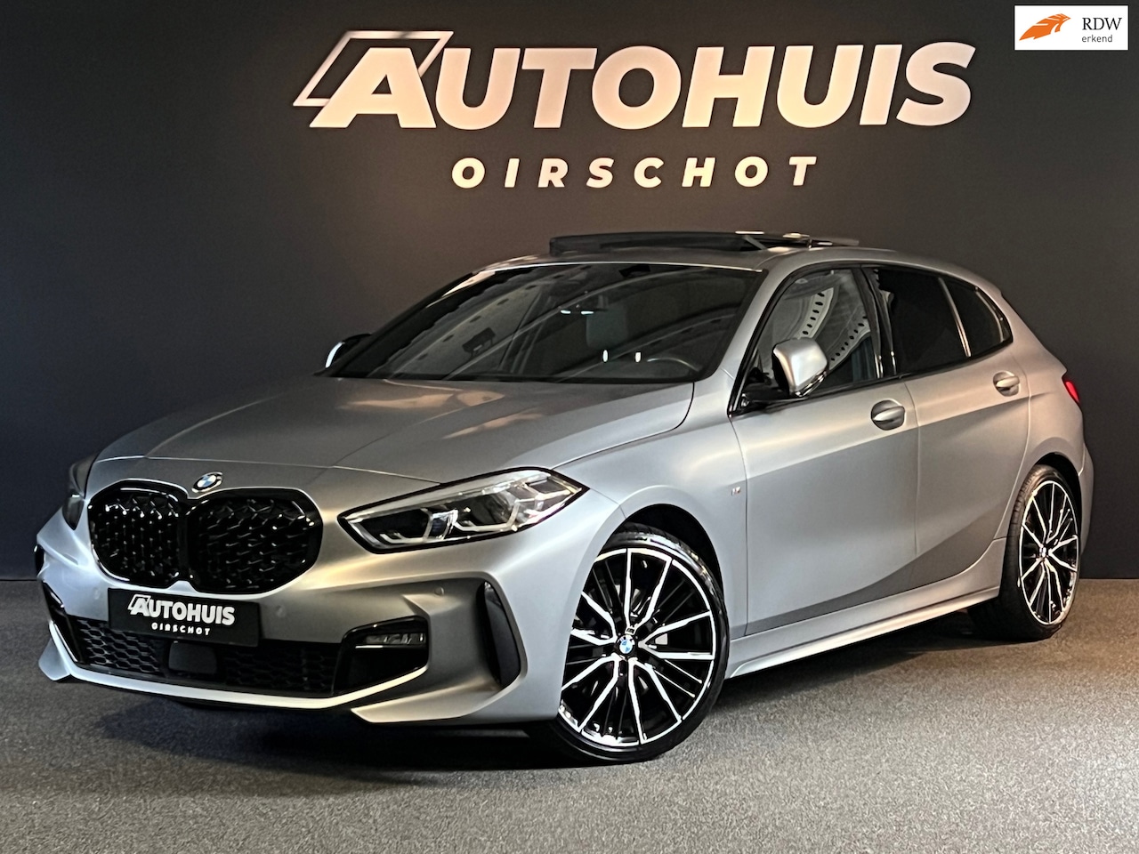 BMW 1-serie - 120i High Executive Edition M Pano/ M stoelen/ Frozen Grey/ 19"/ Stuurverwarming - AutoWereld.nl