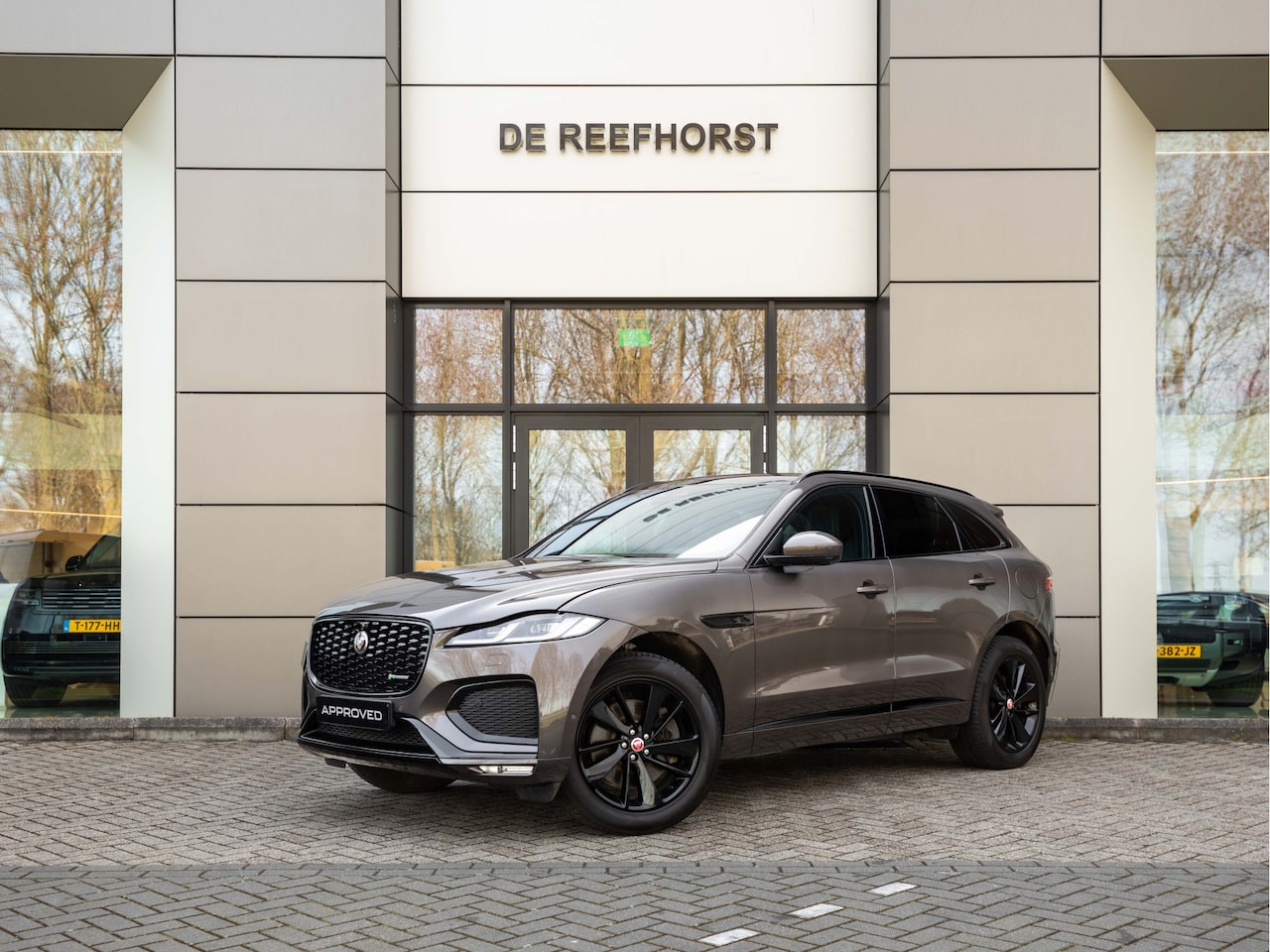 Jaguar F-Pace - P400e PHEV R-Dynamic S | 15-12-2021 | Elektrische trekhaak | Cold Climate Pack | Verwarmba - AutoWereld.nl