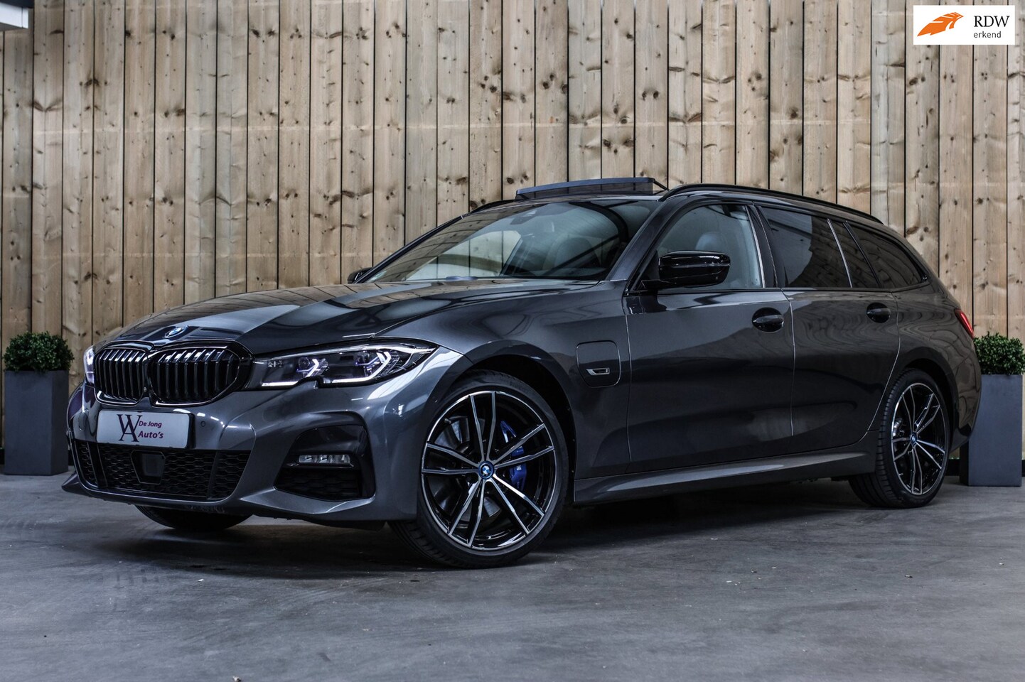 BMW 3-serie Touring - 330e M-Sport *Pano*M-Stoelen*Laser*Keyless*Head-Up* - AutoWereld.nl