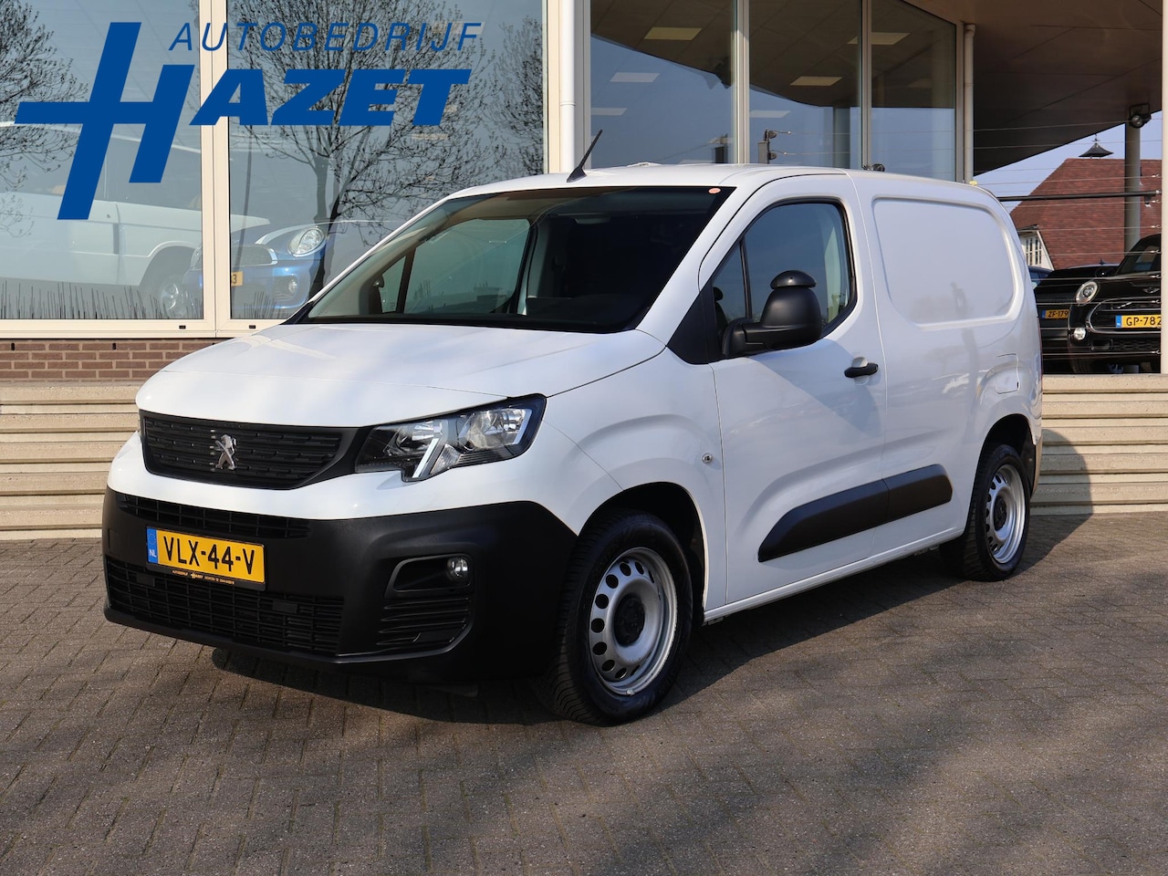 Peugeot Partner - 1.5 BLUEHDI 100 PK PREMIUM + BOTT KAST | 230V OMVORMER | TREKHAAK | APPLE CARPLAY - AutoWereld.nl
