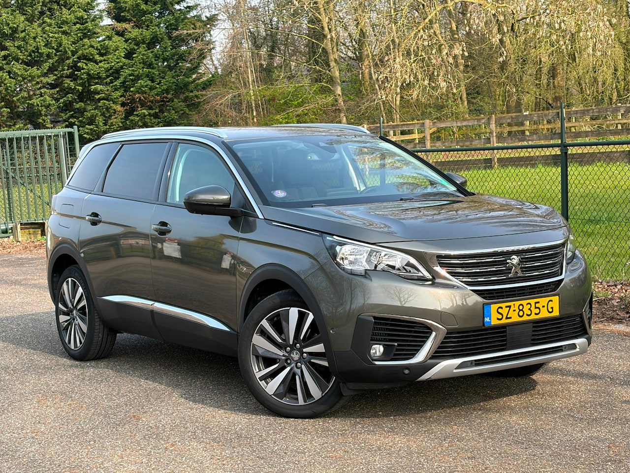 Peugeot 5008 - 1.2 PureTech Allure /7-Persoons/Carplay/Navi/Camera/ - AutoWereld.nl