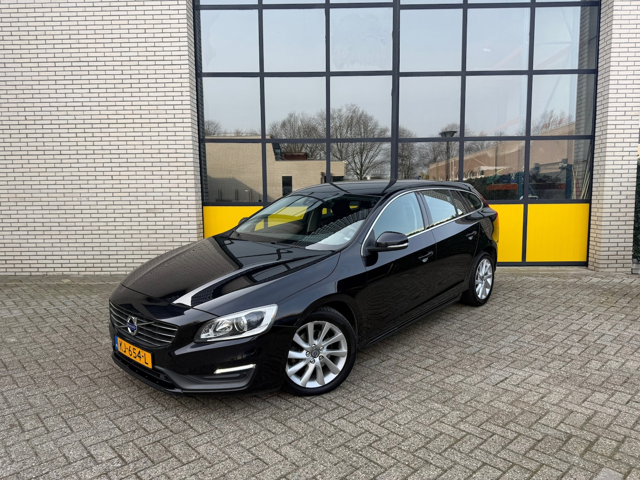 Volvo V60 - 2.0 D2 Momentum 2.0 D2 Momentum, 4 season banden, Automaat - AutoWereld.nl