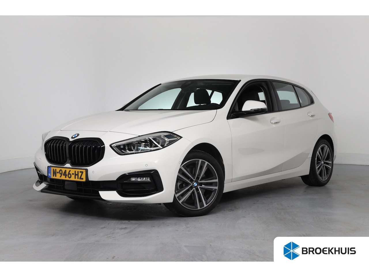 BMW 1-serie - 118i Business Edition | Trekhaak | Navigatie | Camera | Climate control | Cruise control | - AutoWereld.nl