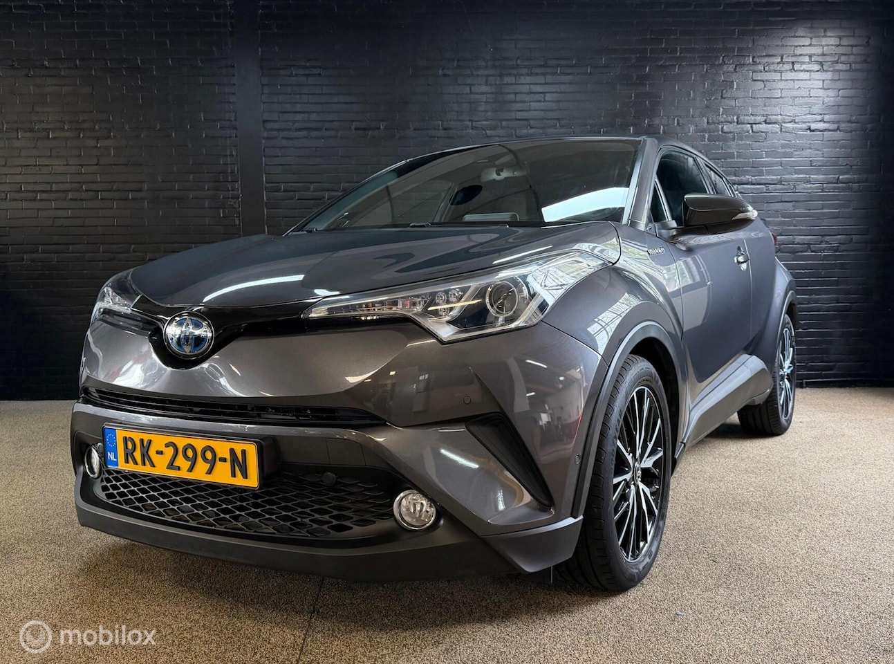 Toyota C-HR - 1.8 Hybrid Executive PDC CAMERA KEYLESS JBL LEDER - AutoWereld.nl