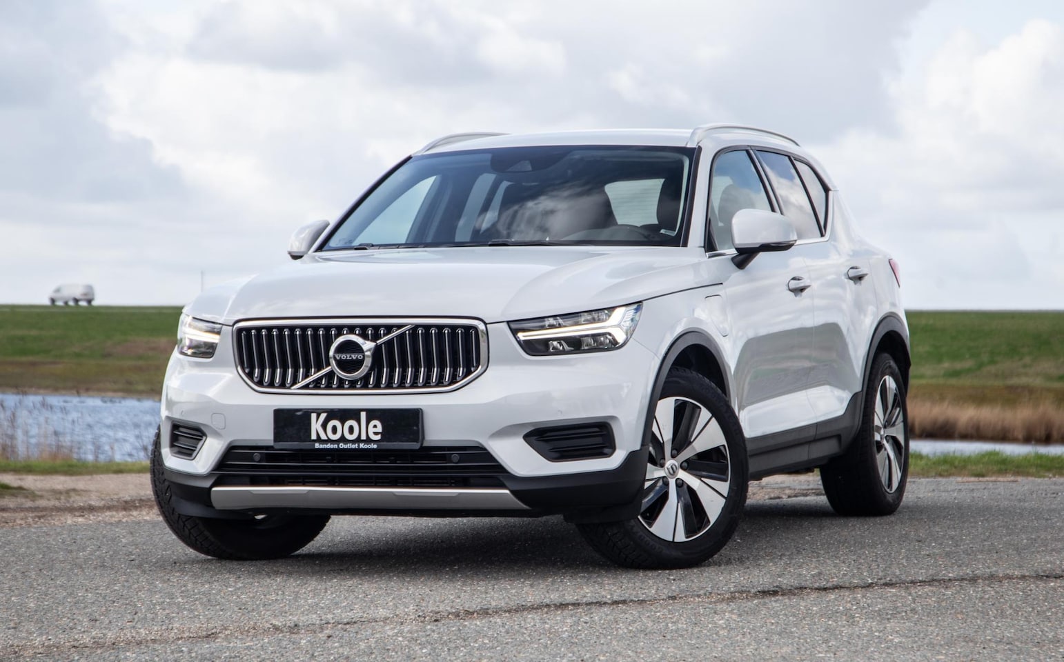 Volvo XC40 - 1.5 T4 Recharge Inscription AUTOMAAT / PLUG IN HYBRID / NAVI / STOELVERWARMING / CAMERA - AutoWereld.nl