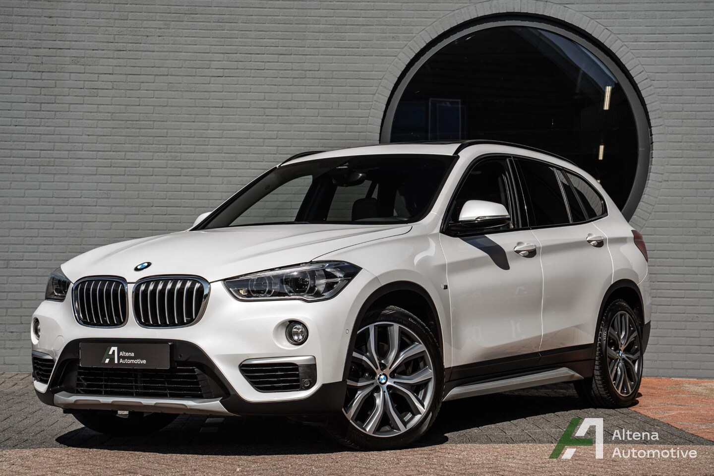 BMW X1 - sDrive20i Orange Edition II panodak, sportstoelen, leder, trekhaak - AutoWereld.nl