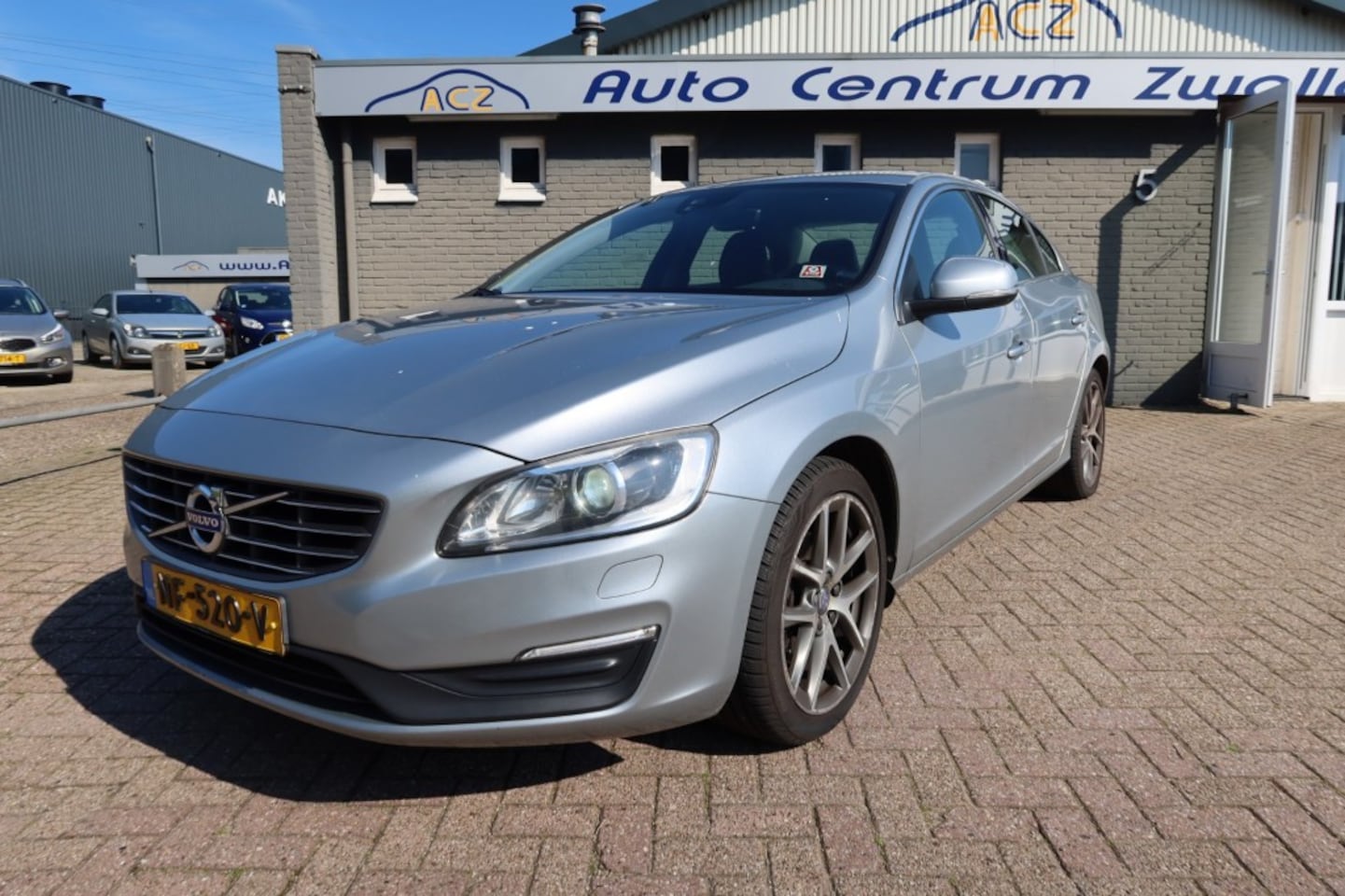 Volvo S60 - 2.0 D2 Nordic 2.0 D2 NORDIC+, NAVI , XENON, TREKHAAK - AutoWereld.nl