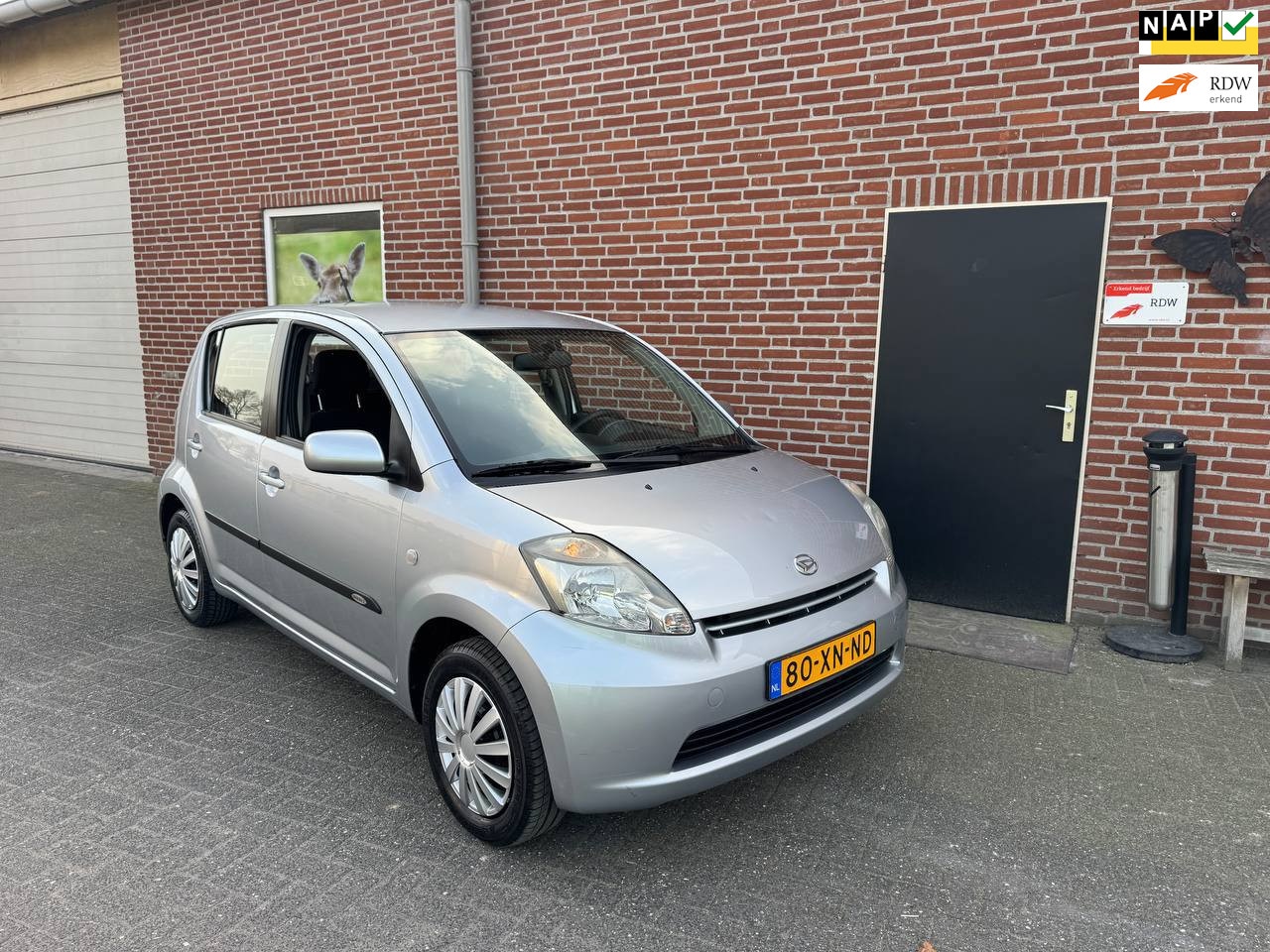 Daihatsu Sirion 2 - 1.0-12V Premium 5 Deurs, NW apk, Zeer Netjes - AutoWereld.nl