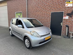 Daihatsu Sirion 2 - 1.0-12V Premium 5 Deurs, NW apk, Zeer Netjes