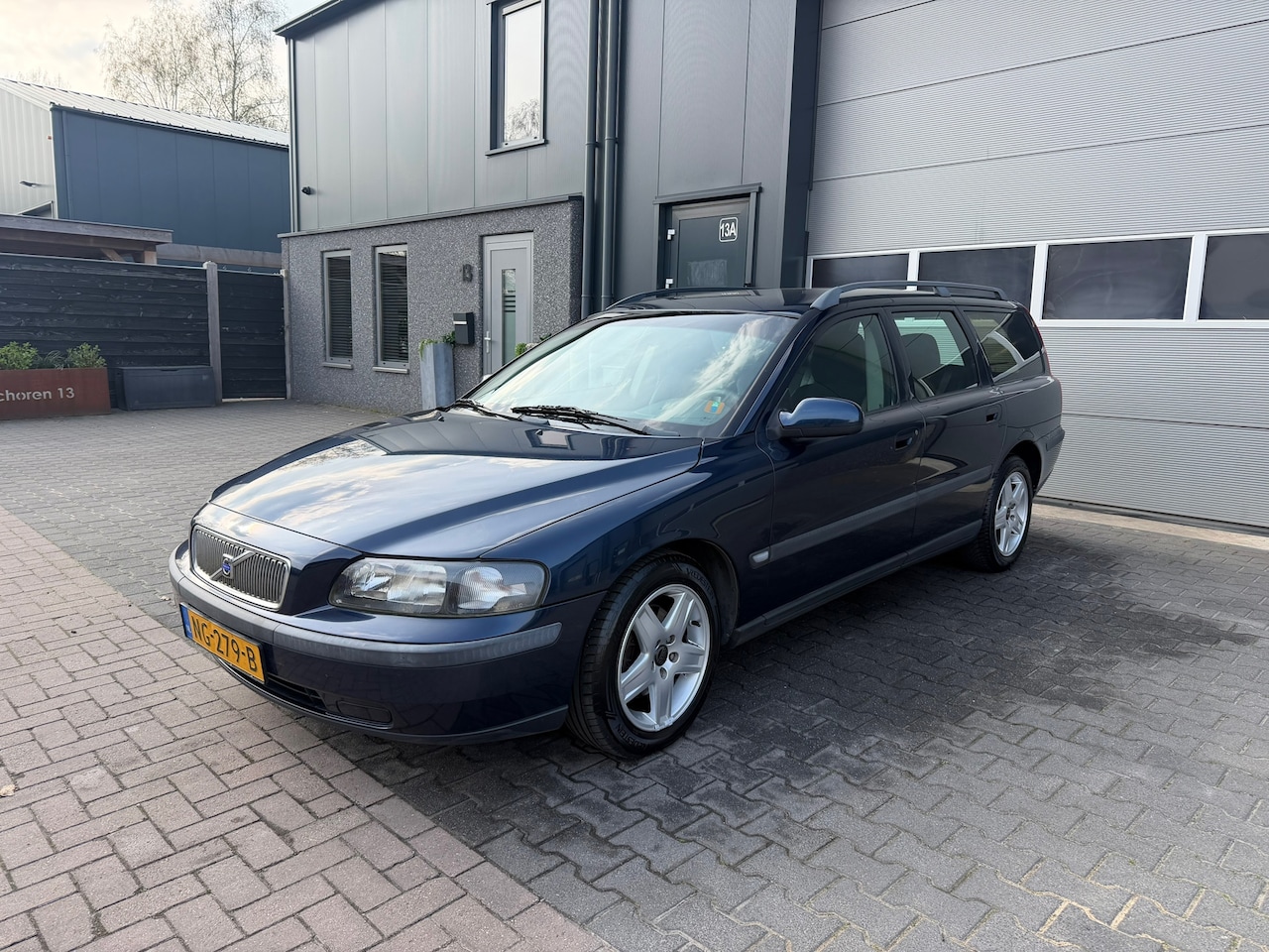 Volvo V70 - 2.4 5DRS|Clima|Stoelverwarming|Cruise Controle|trekhaak|APK - AutoWereld.nl