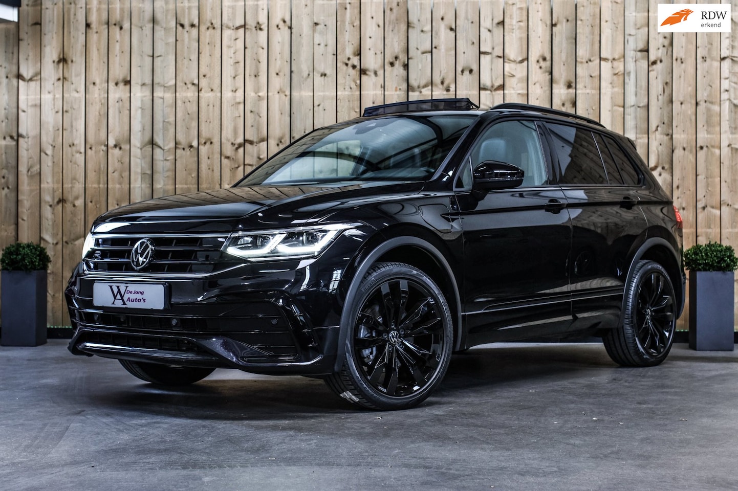 Volkswagen Tiguan - 1.4 TSI eHybrid R-Line *Pano*Camera*Trekhaak*Black Style* - AutoWereld.nl