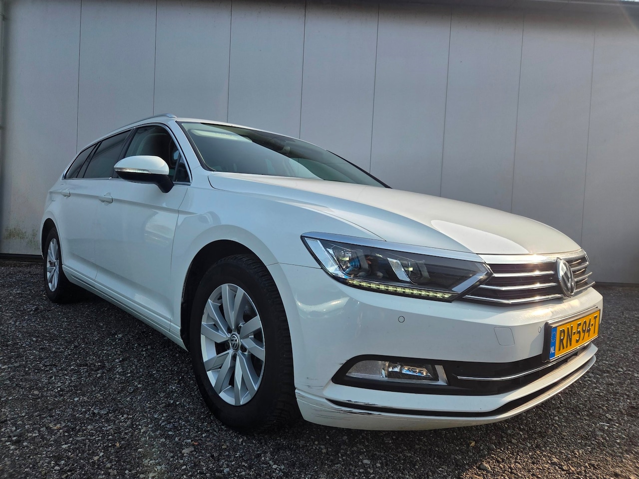 Volkswagen Passat Variant - 1.6 TDI AUT | Navi | Stoelverw. | Trekhaak | Front Assist - AutoWereld.nl