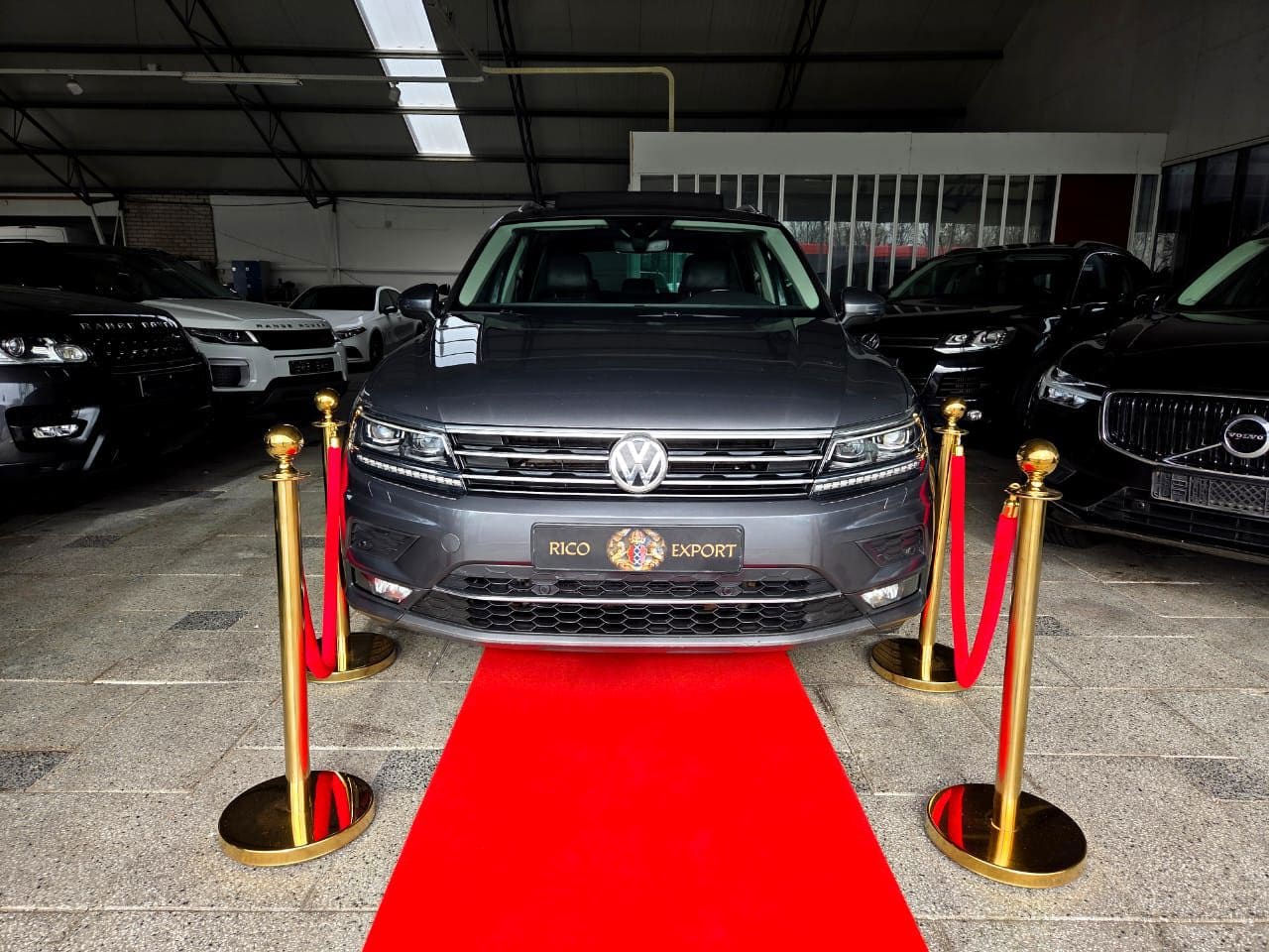Volkswagen Tiguan - 2.0TDI 110kw PANO+ R-LINE! - AutoWereld.nl