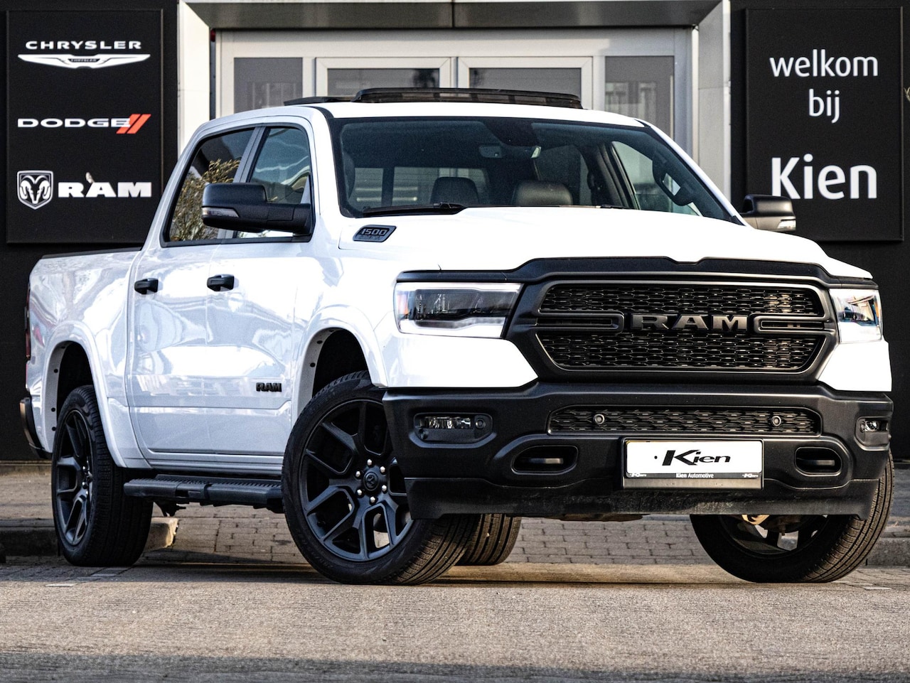 Dodge Ram 1500 - 5.7 V8 4x4 Crew Cab | LPG | 22"| Groot Navi | Groot Pano | Trekhaak - AutoWereld.nl