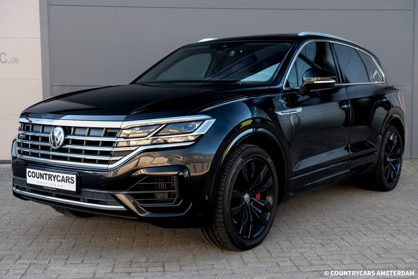 Volkswagen Touareg - 4.0 V8 TDI R-Line 4Motion | Grijs Kenteken | Full Option | Pano | Luchtvering | Dynaudio - AutoWereld.nl
