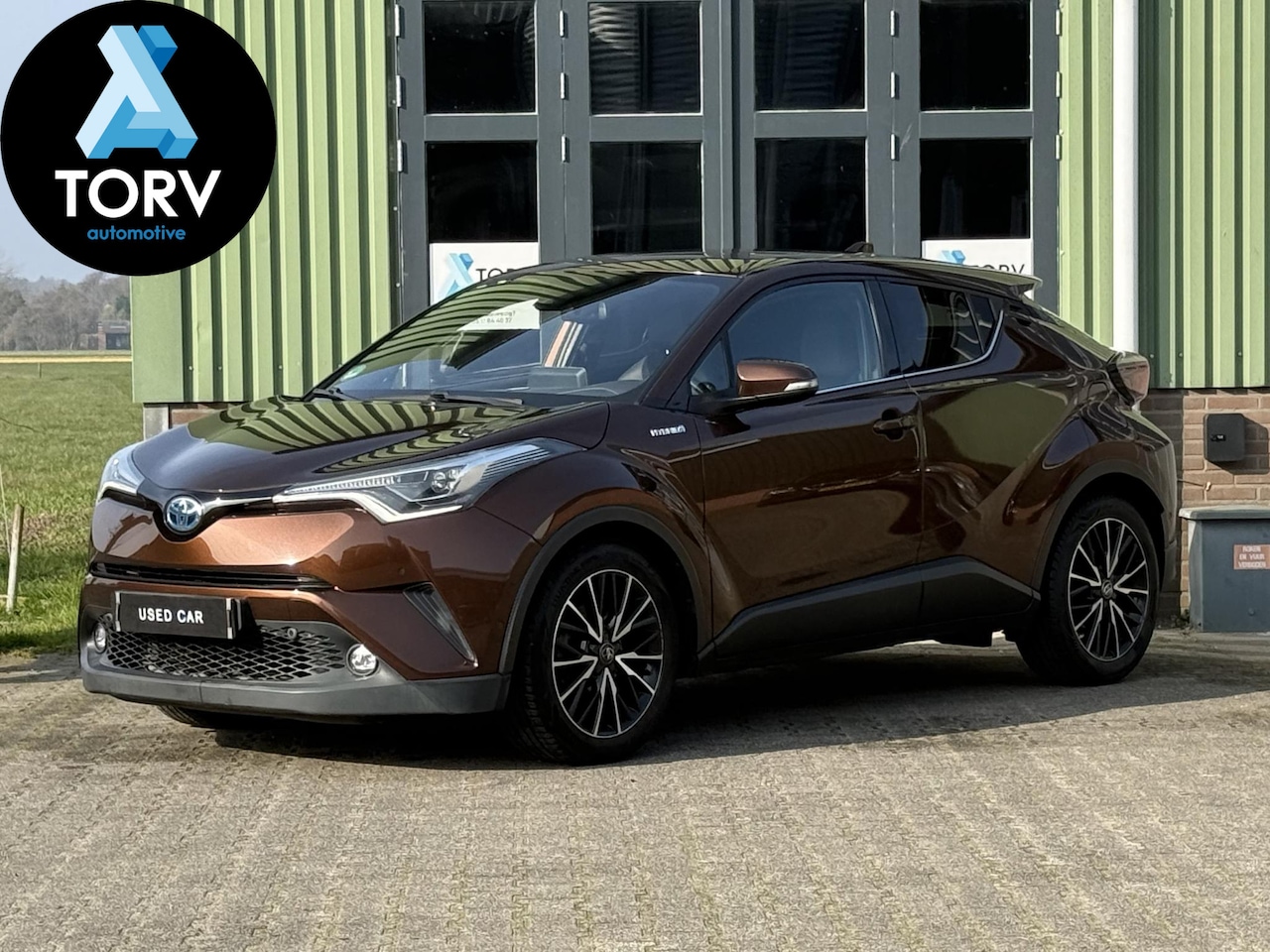 Toyota C-HR - 1.8 Hybrid Bi-Tone | Adaptieve Cruise | Trekhaak | Leder | Stoelverwarming | - AutoWereld.nl