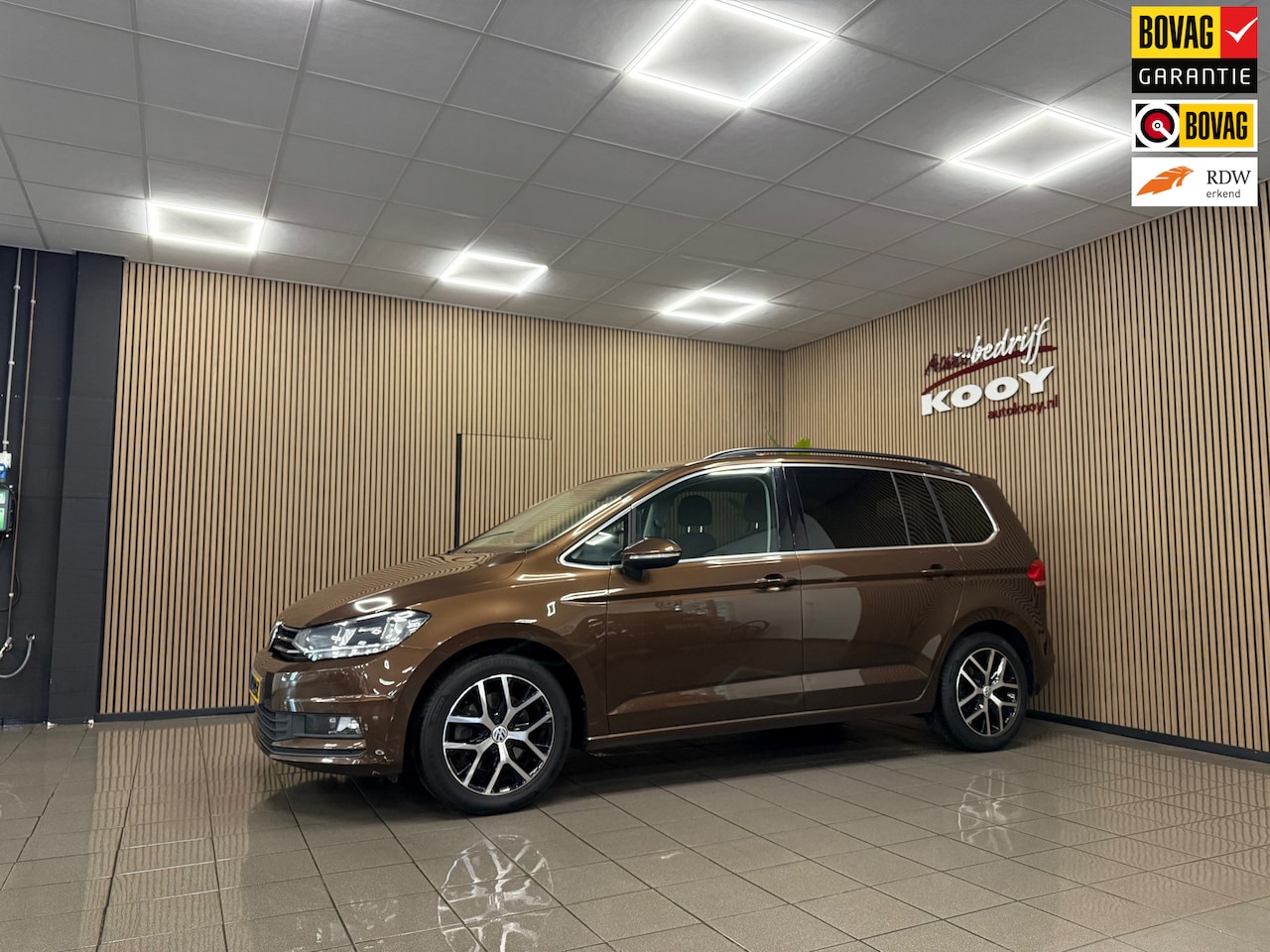 Volkswagen Touran - 1.4 TSI Highline 7p * Automaat / 7 Persoons / Trekhaak / Navigatie * - AutoWereld.nl