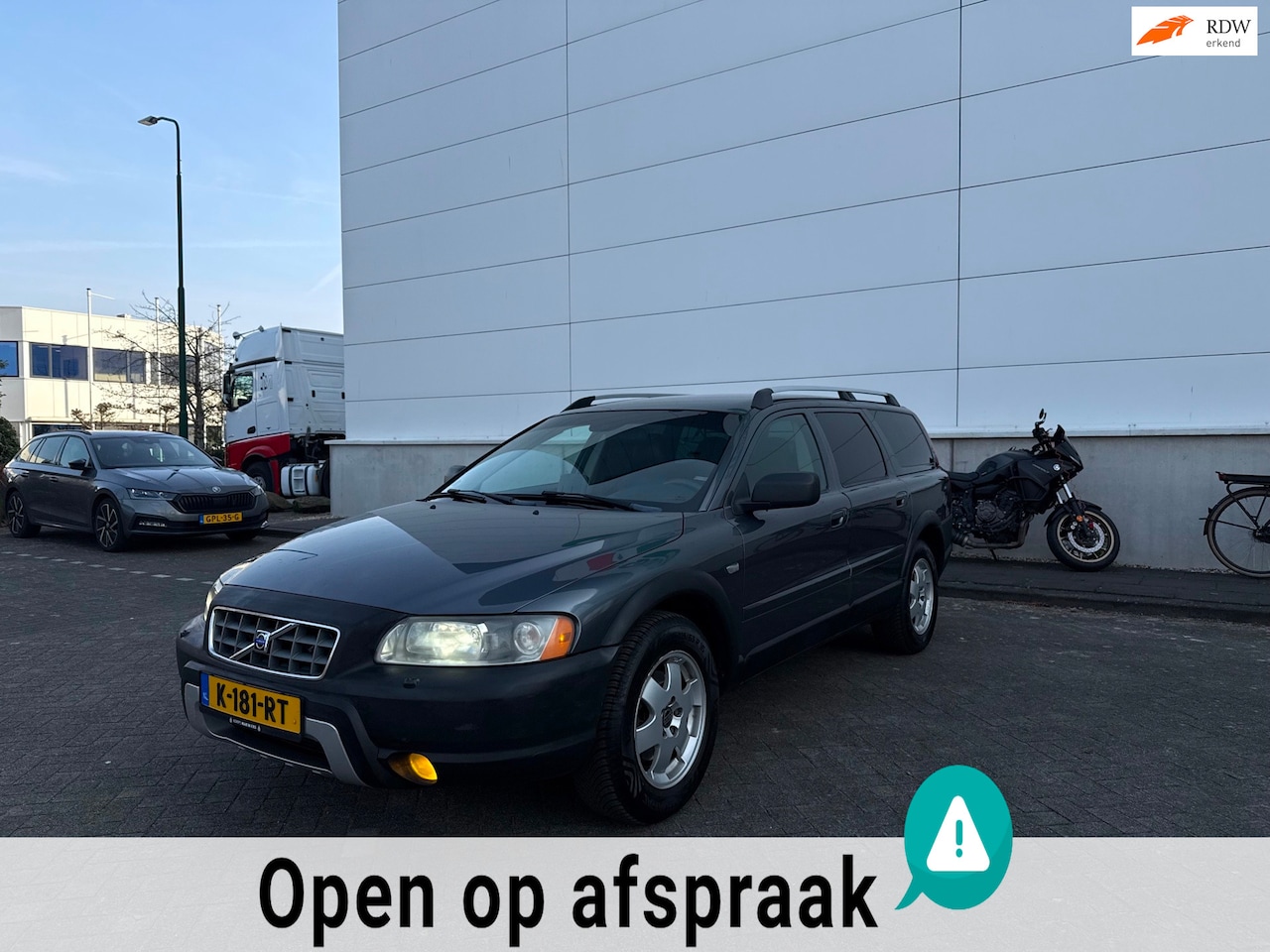 Volvo XC70 - 2.5 T Momentum XENON/SPORTSTAND/FULL/BOEKJES/STLVWRMNG! - AutoWereld.nl