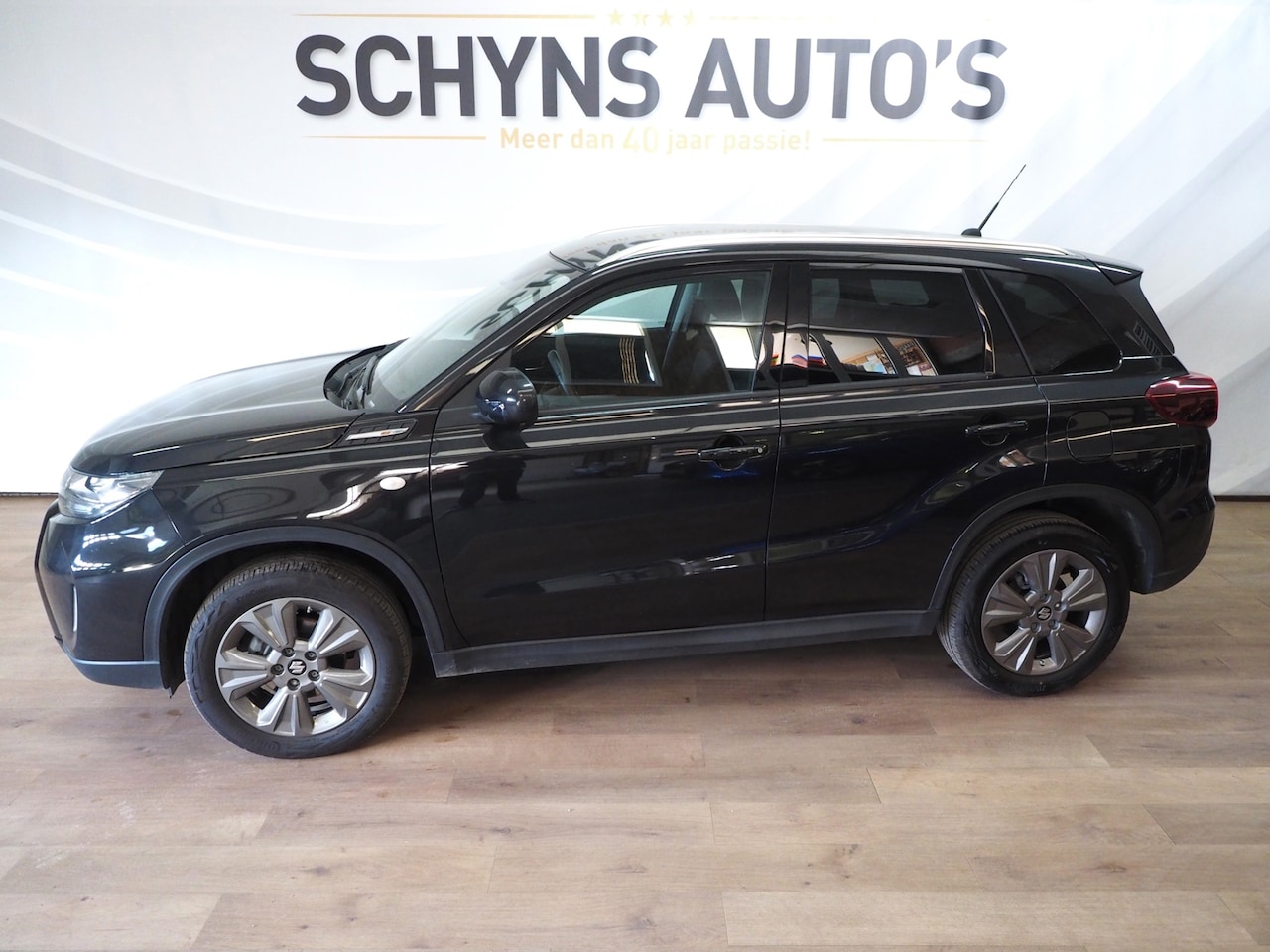 Suzuki Vitara - 1.4 Boosterjet Hybrid Comfort Autom/10.700KM!/Parkdistance/Camera/Eco/CarPlay - AutoWereld.nl