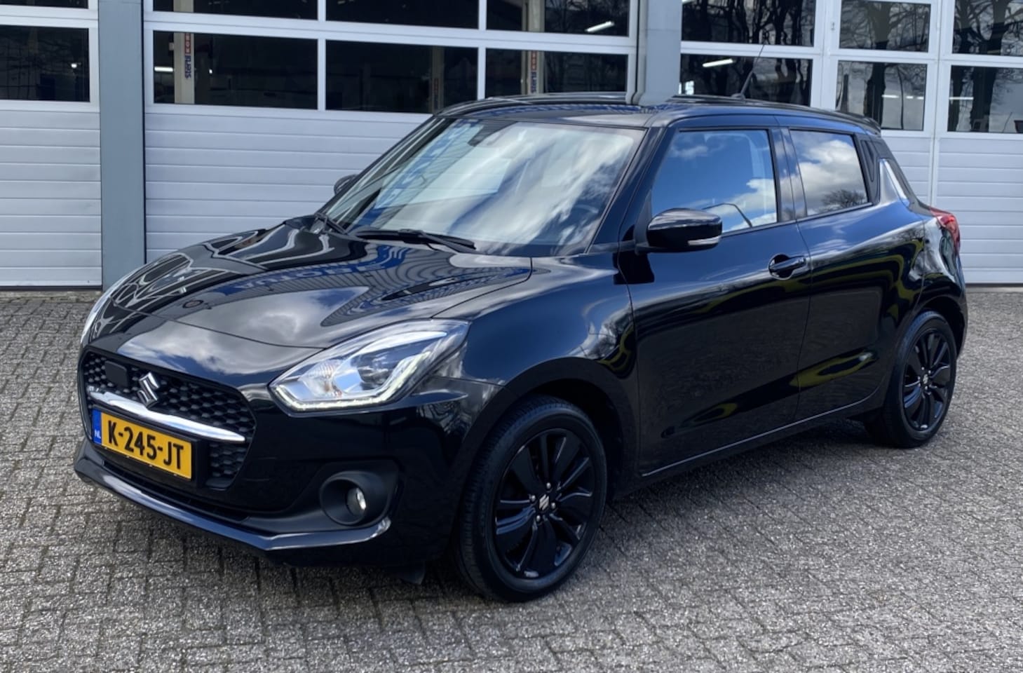 Suzuki Swift - 1.2 Stijl Hybr/Black/Carplay/Stoelverw./Camera/Clima - AutoWereld.nl