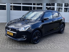 Suzuki Swift - 1.2 Stijl Hybr/Black/Carplay/Stoelverw./Camera/Clima