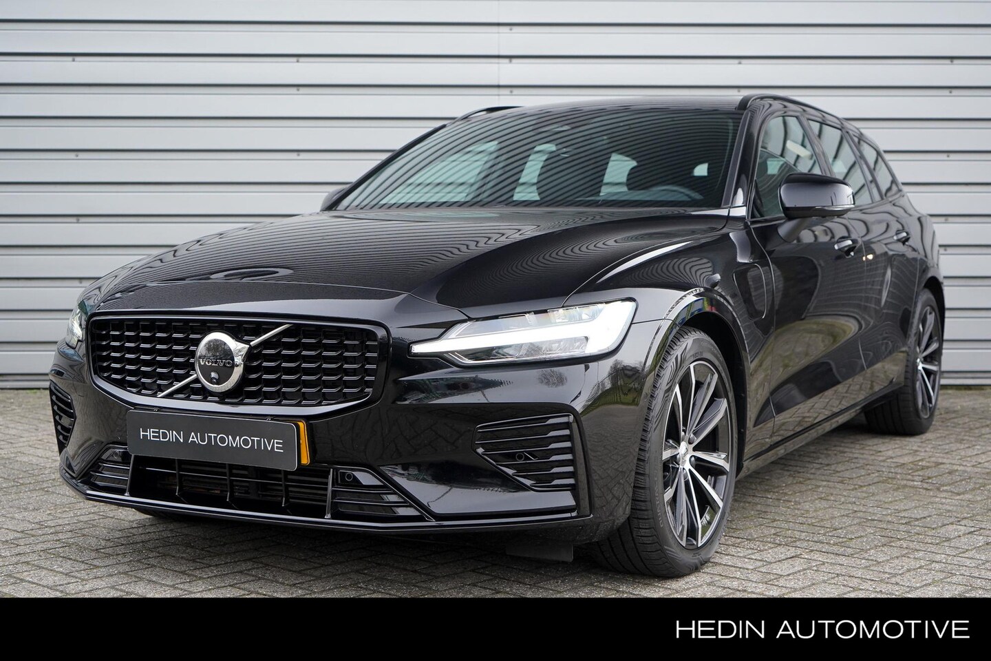 Volvo V60 - 2.0 T6 Plug-in hybrid AWD Plus Dark | Panoramadak | Trekhaak | Verwarmbare voorruit| 360 C - AutoWereld.nl