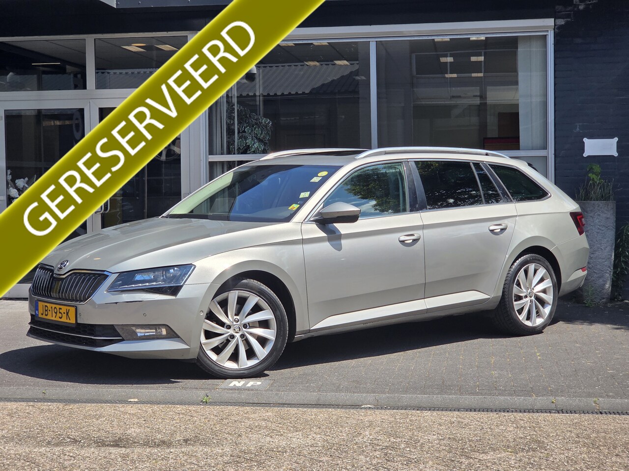 Skoda Superb Combi - 2.0 TDI Style Business EXPORT / PANO / FULL-OPTIONS / SFEER - AutoWereld.nl