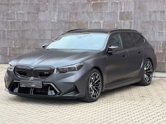BMW 5-serie Touring - M5 * FROZEN DEEP GREY, M-REMMEN, PANO, TREKH, MERINO LEDER, 20/21 INCH LMV * 1e EIG - UNFA