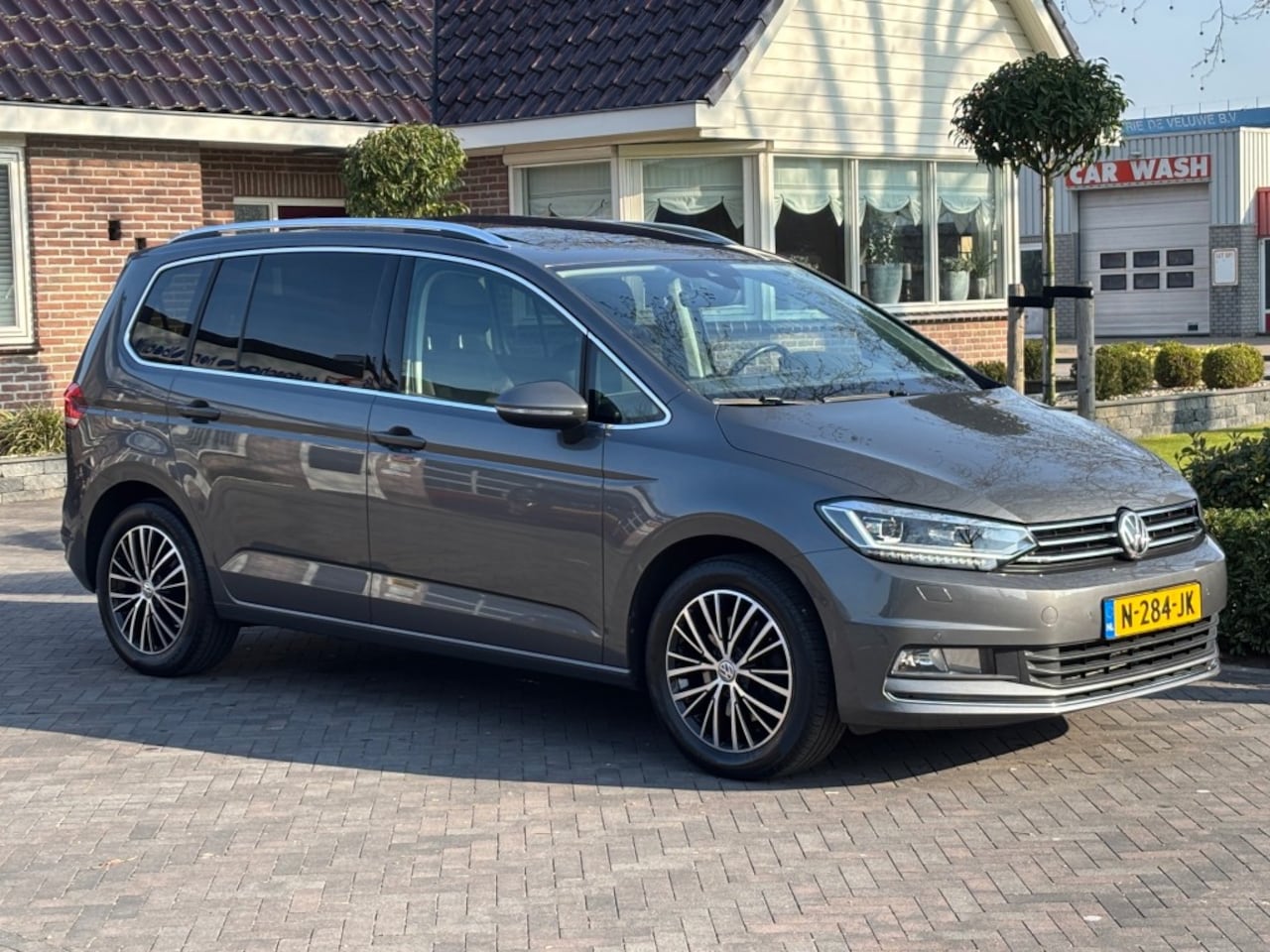 Volkswagen Touran - 1.4 TSI 150pk Highline DSG, 7 pers, LED, Navi, Pano, ACC, Trekhaak, Camera - AutoWereld.nl