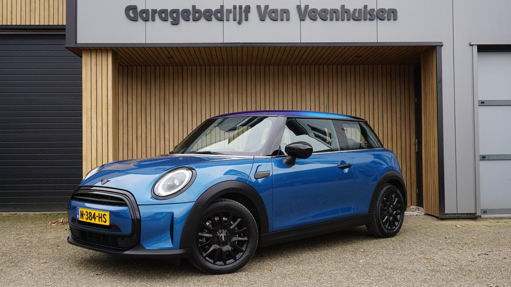 MINI Cooper - 1.5 136pk 3Drs Business Edition *Black Pack* LED Navi *Multitone-Dak* 16inch LM Sportstoel - AutoWereld.nl