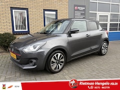 Suzuki Swift - 82KW 1.0 Stijl Smart Hybr CARPLAY-CAMERA-TREKHAAK -NAVI-NAP