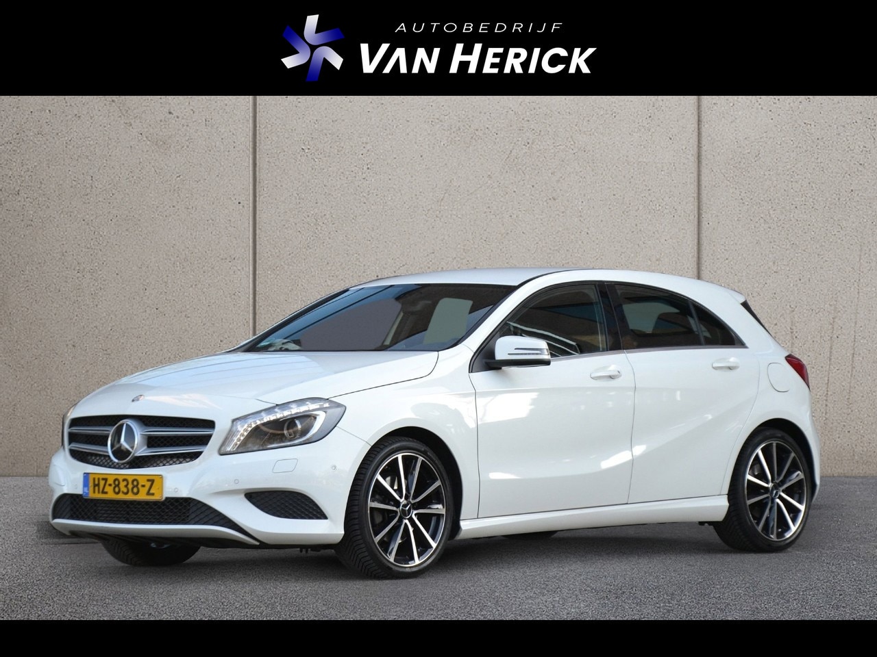 Mercedes-Benz A-klasse - 180 Ambition Automaat | LED Verlichting | Compleet - AutoWereld.nl
