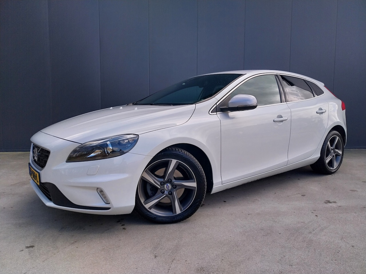 Volvo V40 - 2.0 T2 R DESIGN XENON CAMERA HALF LEER NAVI CRUISE ECC TREKHAAK - AutoWereld.nl