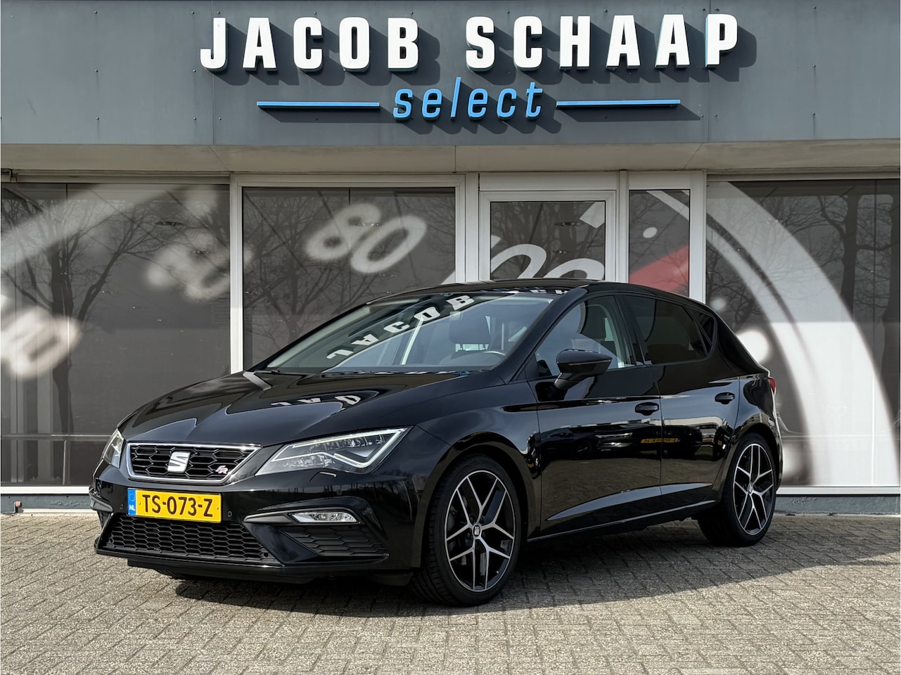 SEAT Leon - 1.4 EcoTSI FR Business Intense Sensoren V+A / Carplay / Cruise C. / Winter Pakket / Navi - AutoWereld.nl