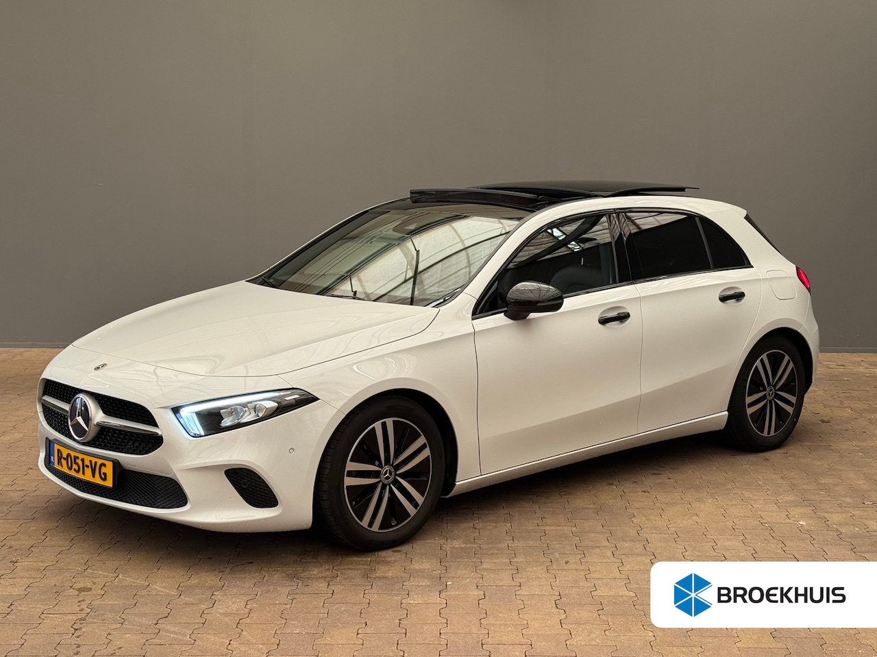 Mercedes-Benz A-klasse - 180 Luxury Line Panorama Dak | Alcantara Bekleding | LED | Widescreen | Camera | Navigatie - AutoWereld.nl