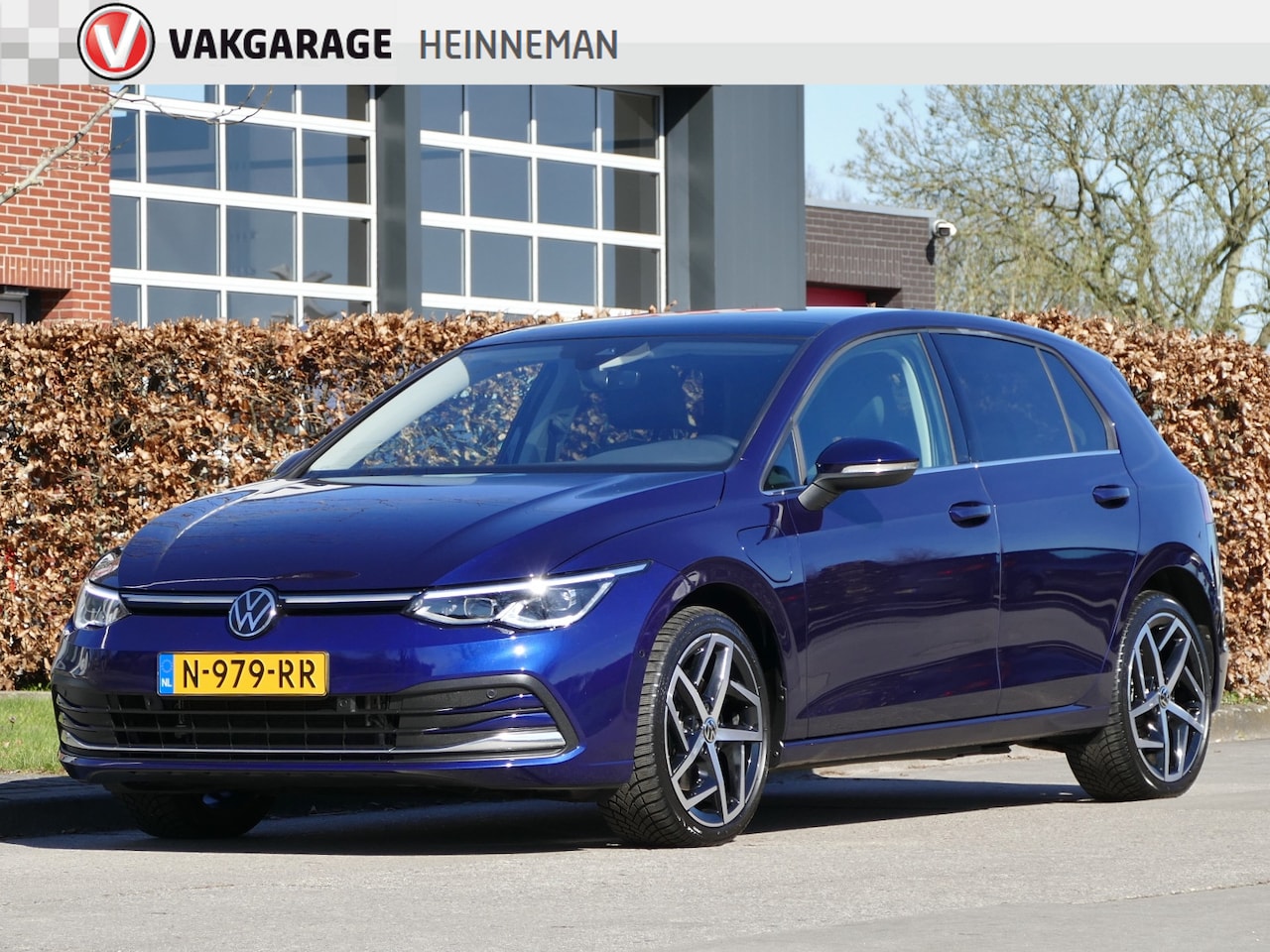 Volkswagen Golf - 1.4 eHybrid Style | schuifdak | verwarmd stuur | IQ- light | massagestoelen - AutoWereld.nl
