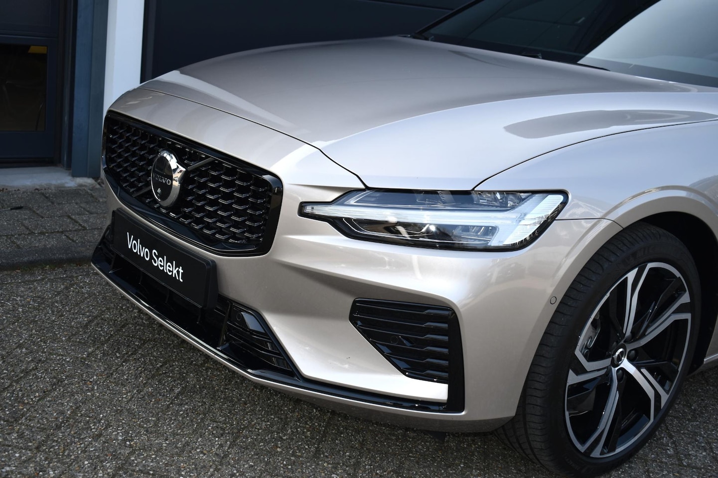 Volvo V60 - 2.0 T8 Plug-in hybrid AWD Ultra Dark Panorama/schuifdak | 360 camera | Extra getint glas a - AutoWereld.nl